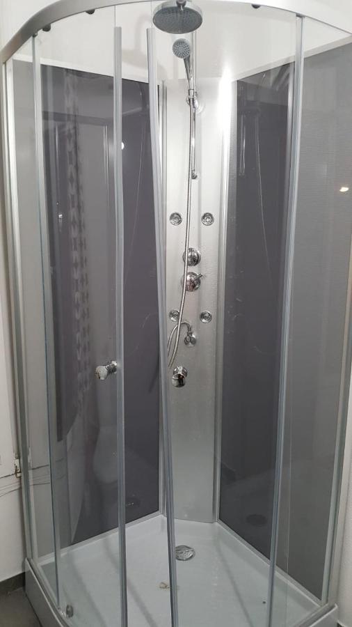 3 Hebergements - Au 1Er Etage 1 Appartement 2 Pieces Et Au 2Eme Etage Un Logement De 2 Chambres Louees Separement Avec Coin Cuisine Et Toilettes A Partager- Dans Pavillon Au Pied Du Rer B A 5 Minutes De Paris Et 30 Mn Stade De France Кашан Екстер'єр фото