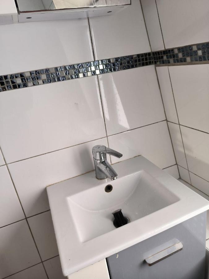 3 Hebergements - Au 1Er Etage 1 Appartement 2 Pieces Et Au 2Eme Etage Un Logement De 2 Chambres Louees Separement Avec Coin Cuisine Et Toilettes A Partager- Dans Pavillon Au Pied Du Rer B A 5 Minutes De Paris Et 30 Mn Stade De France Кашан Екстер'єр фото