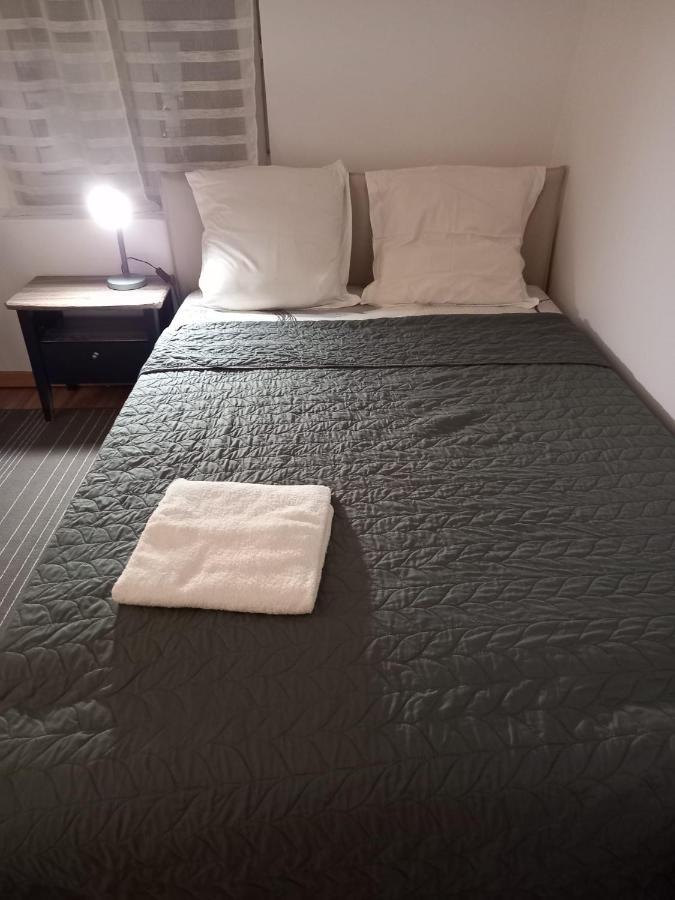 3 Hebergements - Au 1Er Etage 1 Appartement 2 Pieces Et Au 2Eme Etage Un Logement De 2 Chambres Louees Separement Avec Coin Cuisine Et Toilettes A Partager- Dans Pavillon Au Pied Du Rer B A 5 Minutes De Paris Et 30 Mn Stade De France Кашан Екстер'єр фото